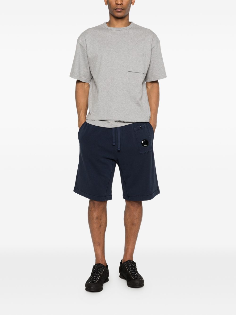 C.P. Company sweatshort donkerblauw gedragen achterzijde