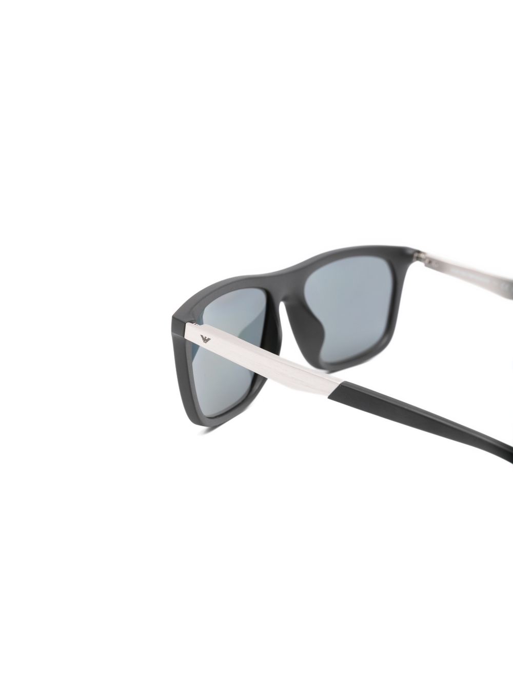 Emporio Armani EA4272U zonnebril schuin van boven met zilverkleurige aluminium veren