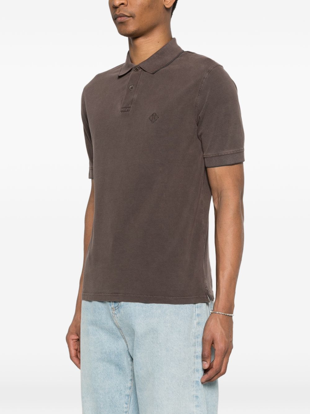 Herno cotton piqué polo bruin - detail van het geborduurde logo op de borst