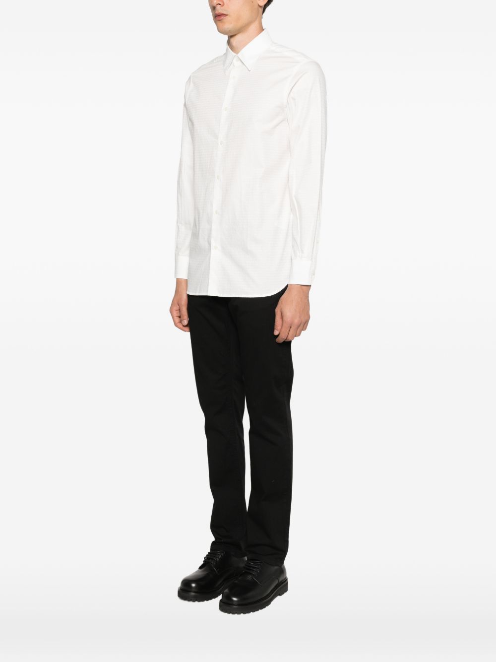 Model in volle lengte met het witte Emporio Armani jacquard overhemd