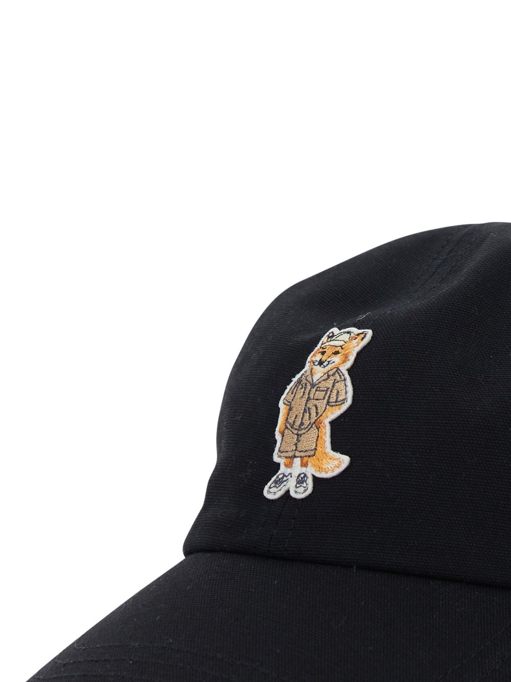 Achterkant van de zwarte Maison Kitsuné cap met verstelbare metalen gesp