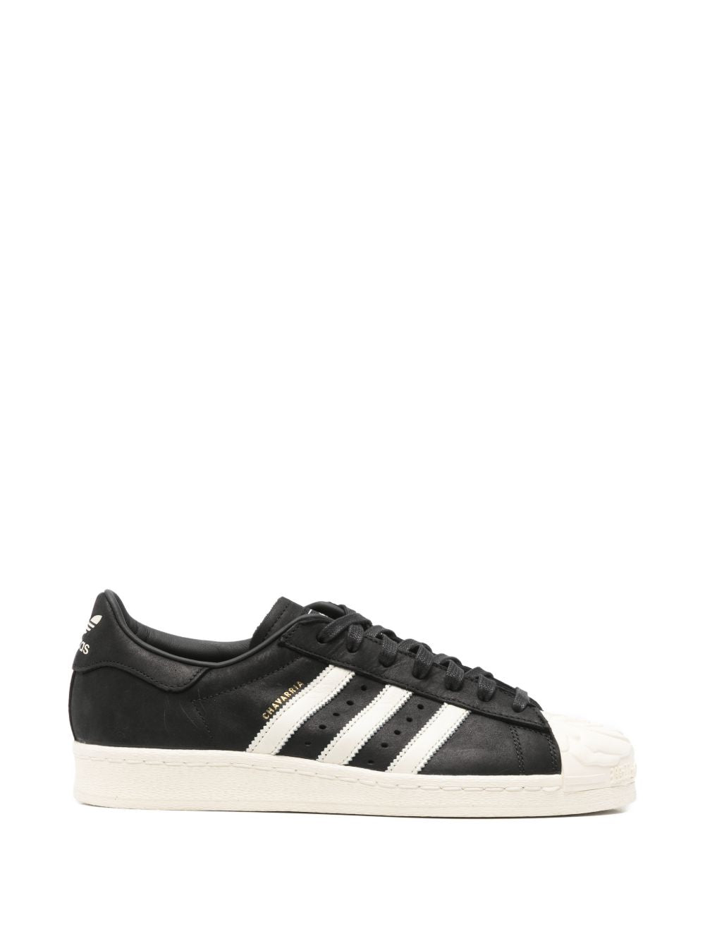 Adidas x Willy Chavarria Superstar sneaker core black - zijaanzicht met Old English-logo