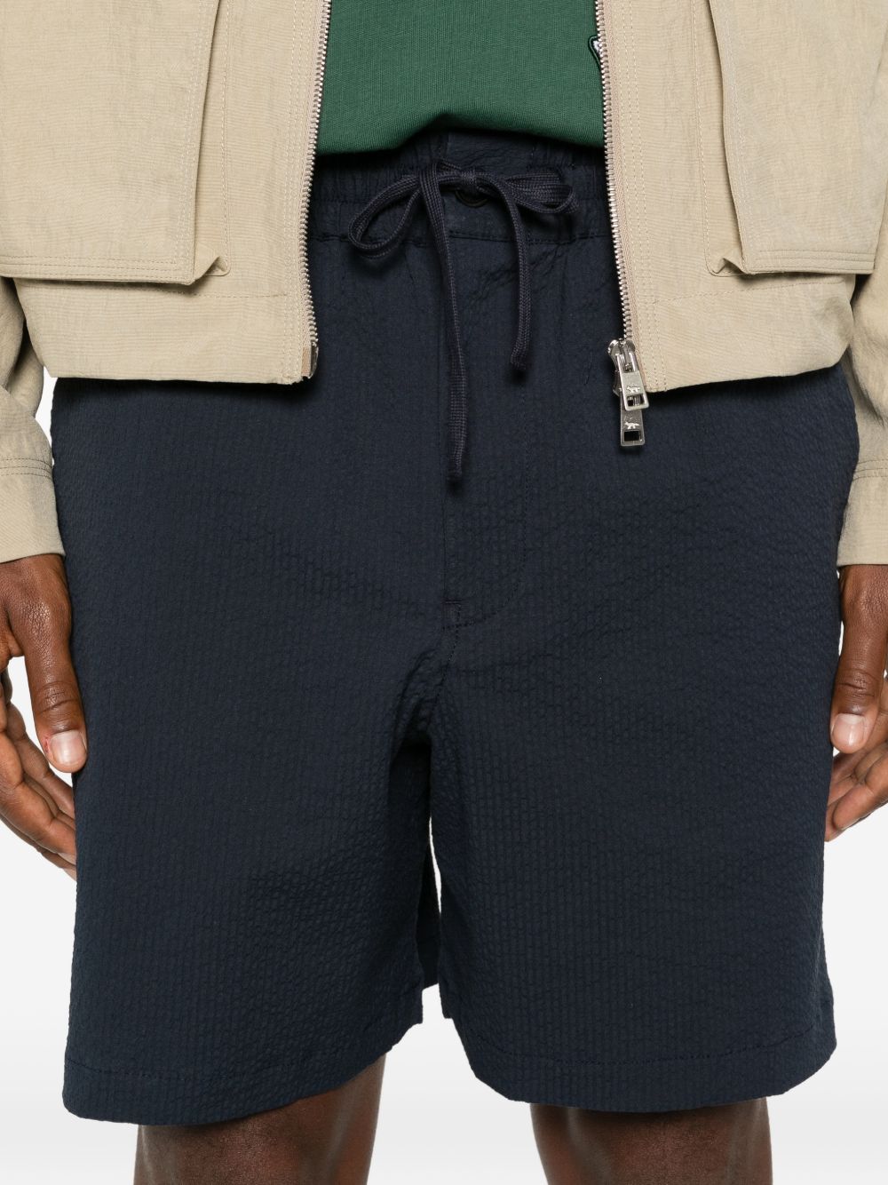 Detail van de seersuckerstructuur en de ritsgulp van de Maison Kitsuné short