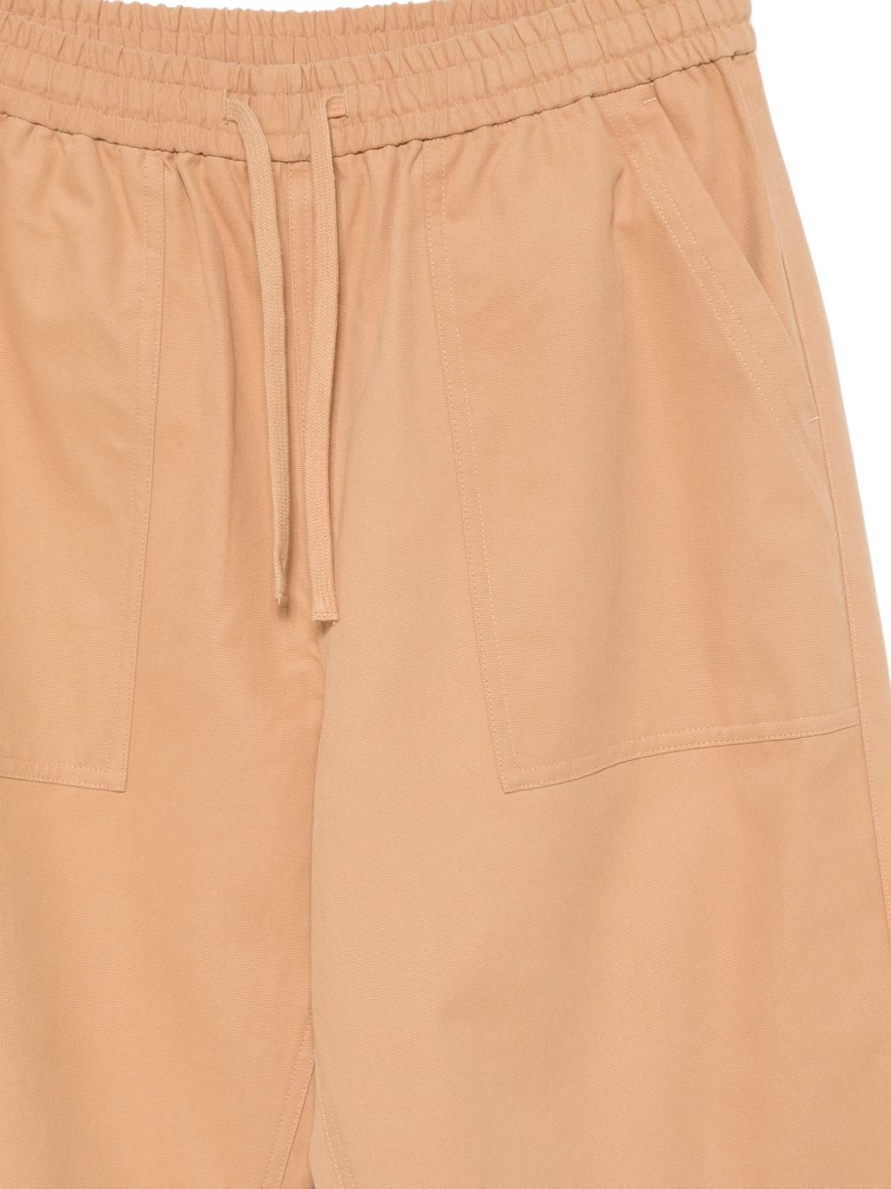 Maison Kitsuné katoenen broek achteraanzicht met geborduurd logo
