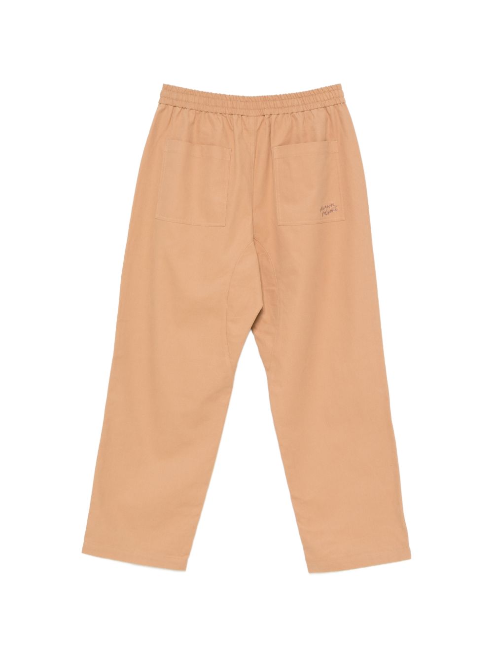 Maison Kitsuné broek beige, achteraanzicht met twee opgestikte zakken en geborduurde signatuur
