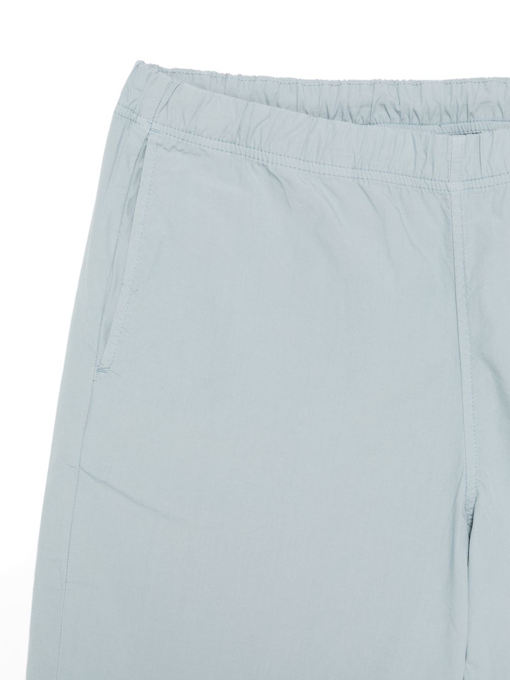 Paul Smith jogging shorts in helderblauw, close-up van het logopatch aan de achterkant