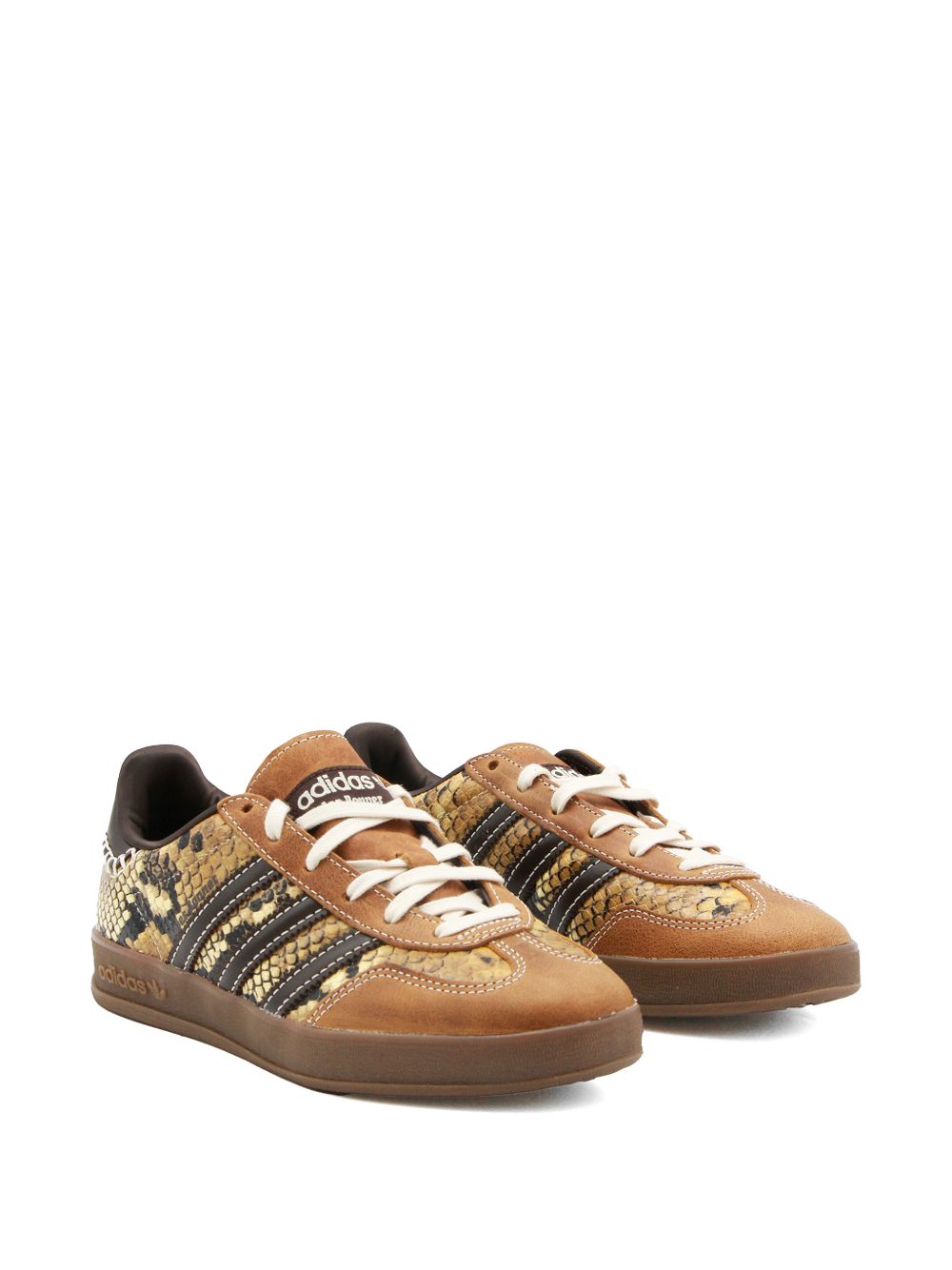 Paar Gazelle Snake sneakers van schuin voren met crème veters en gumzool