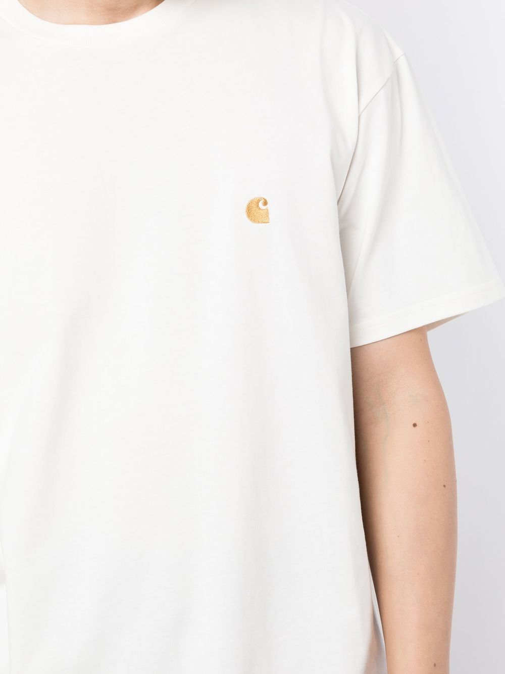 Carhartt WIP Chase T-shirt in wit, detail borduurwerk