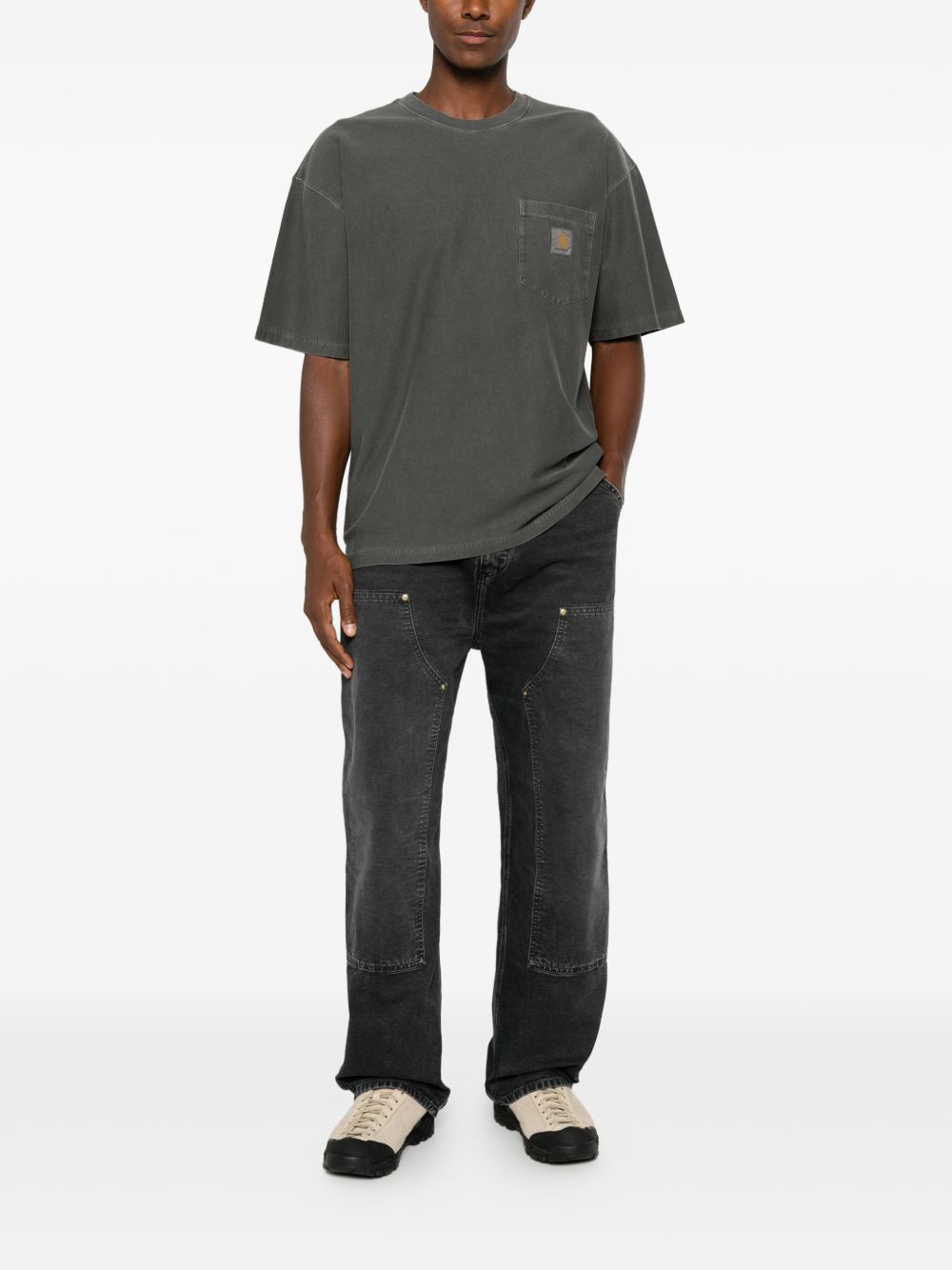 Logopatch op de voorkant van het Carhartt WIP T-shirt
