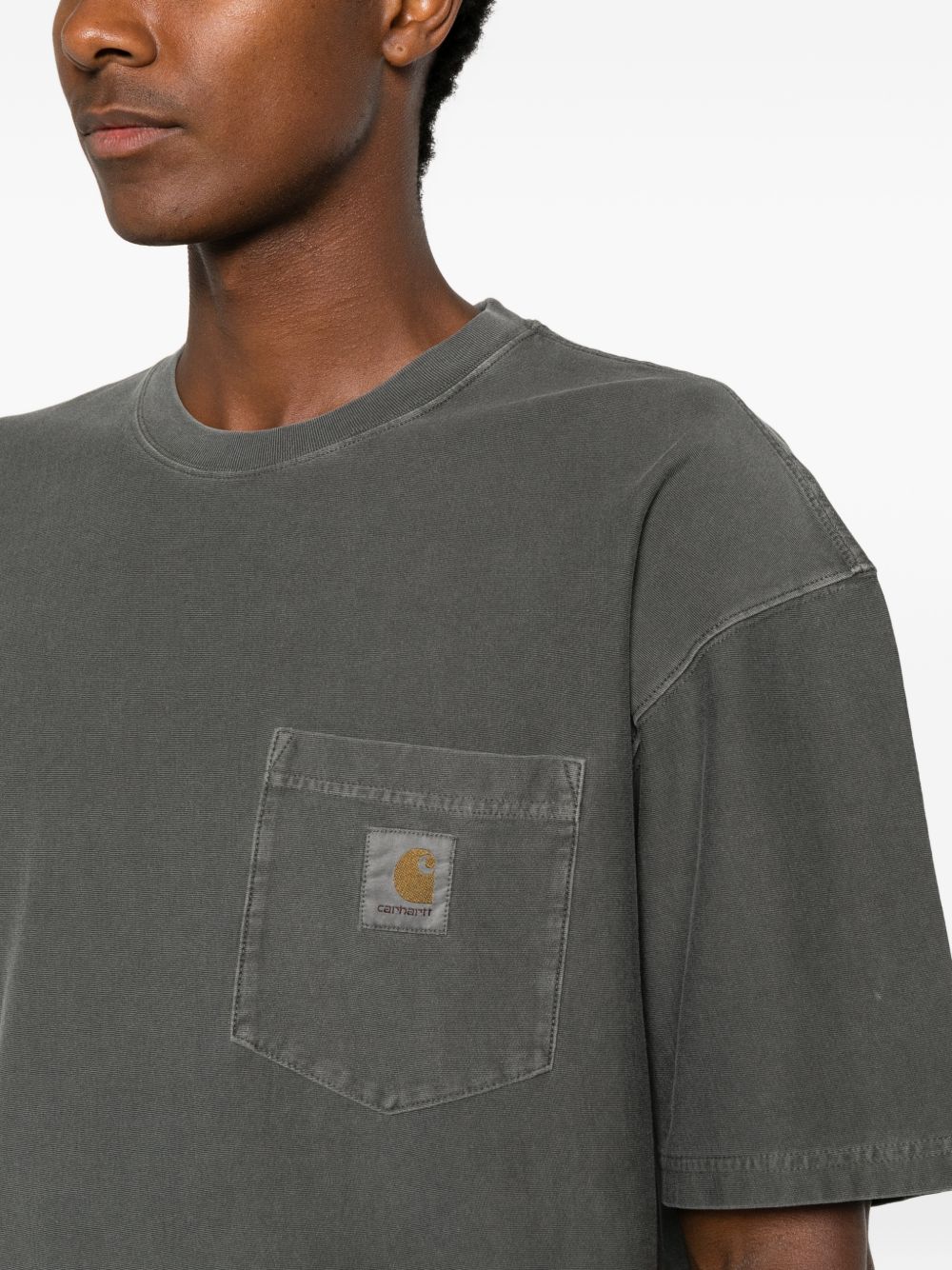 Rechte zoom van het zwarte Carhartt WIP T-shirt