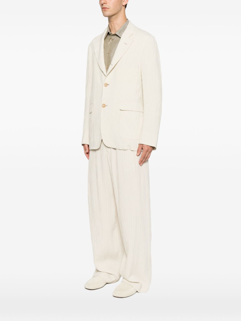 Emporio Armani beige blazer gedragen met bijpassende pantalon