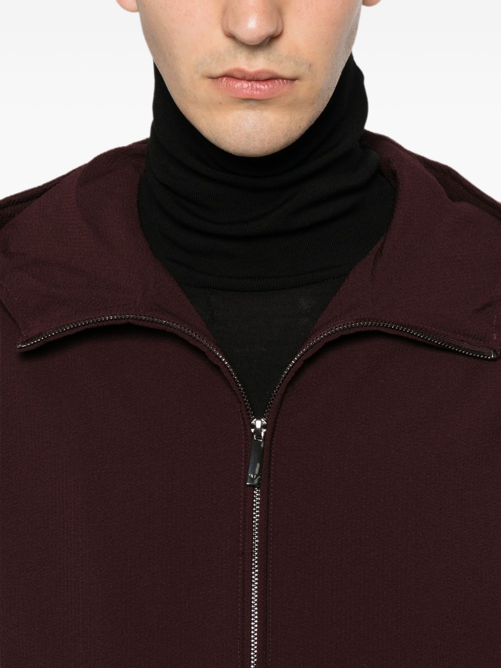 Emporio Armani nylon blouson bordeaux, gedragen op model
