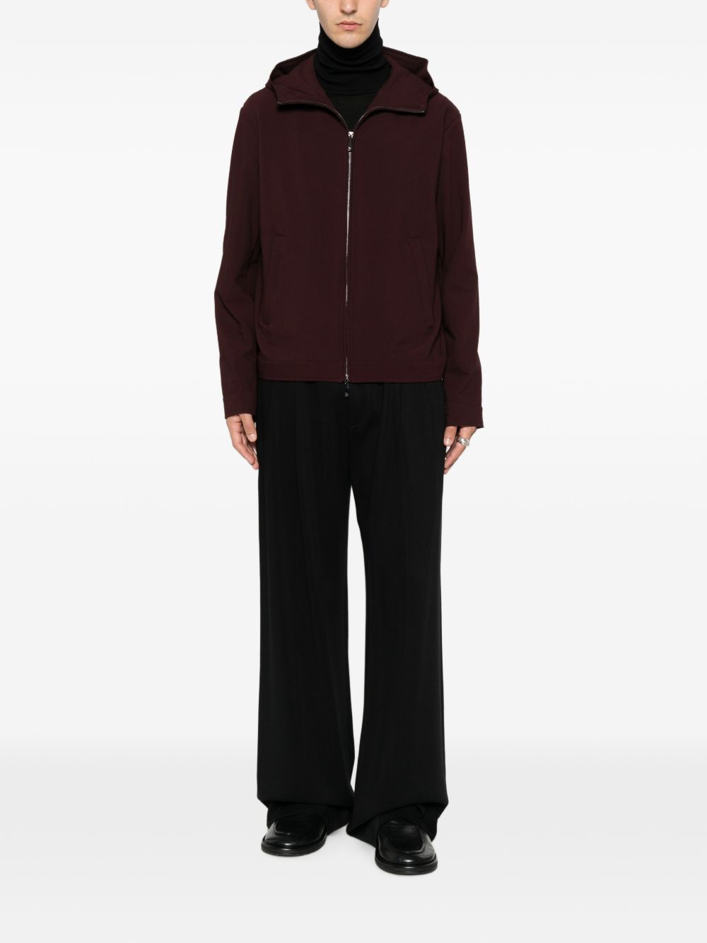 Emporio Armani nylon blouson bordeaux, close-up ritssluiting met zilverkleurige hardware