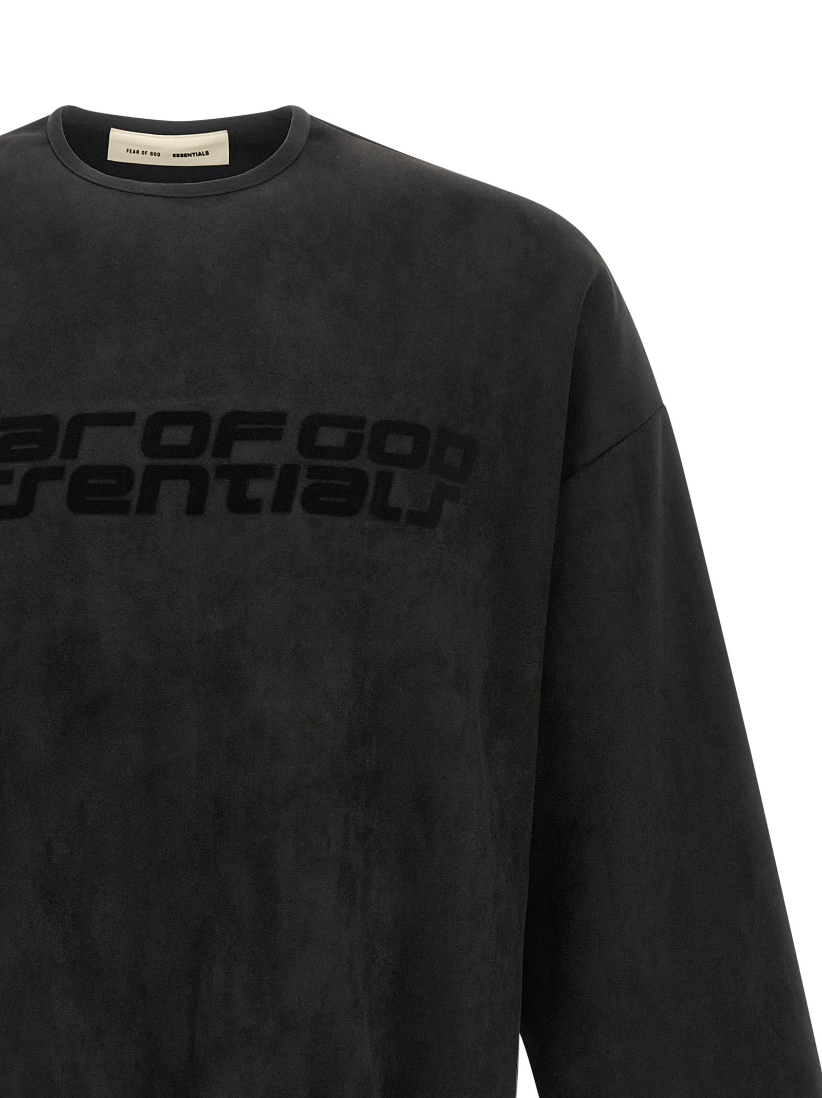 Detail van het gebonden logo op de borst en de suède fleece structuur