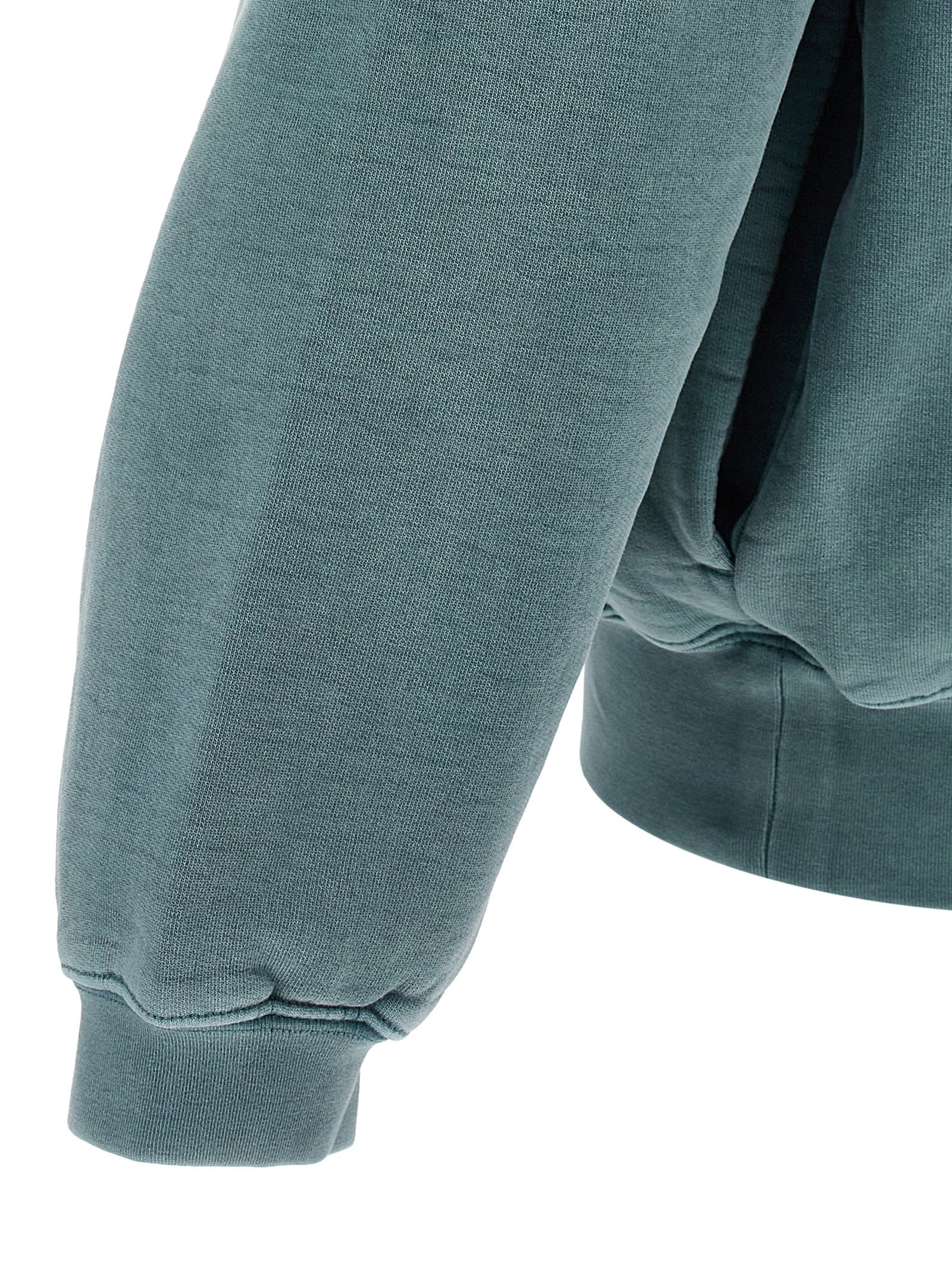 Detail van de geribde manchet en de verlaagde mouwnaad van het sweatshirt