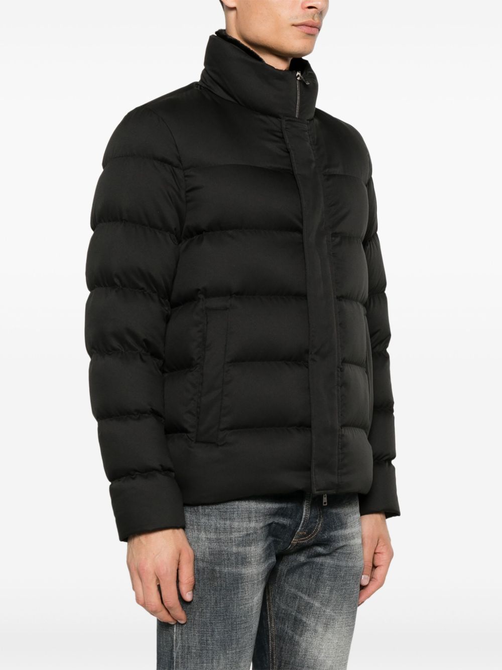 HERNO zwarte donsjas, close-up van de verborgen capuchon met bontrand