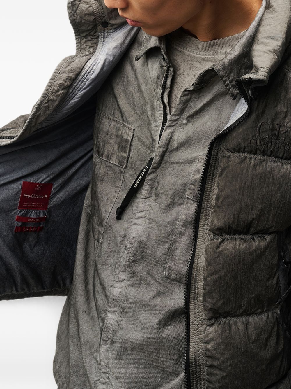 C.P. Company donsbodywarmer grijs - detail logo borst