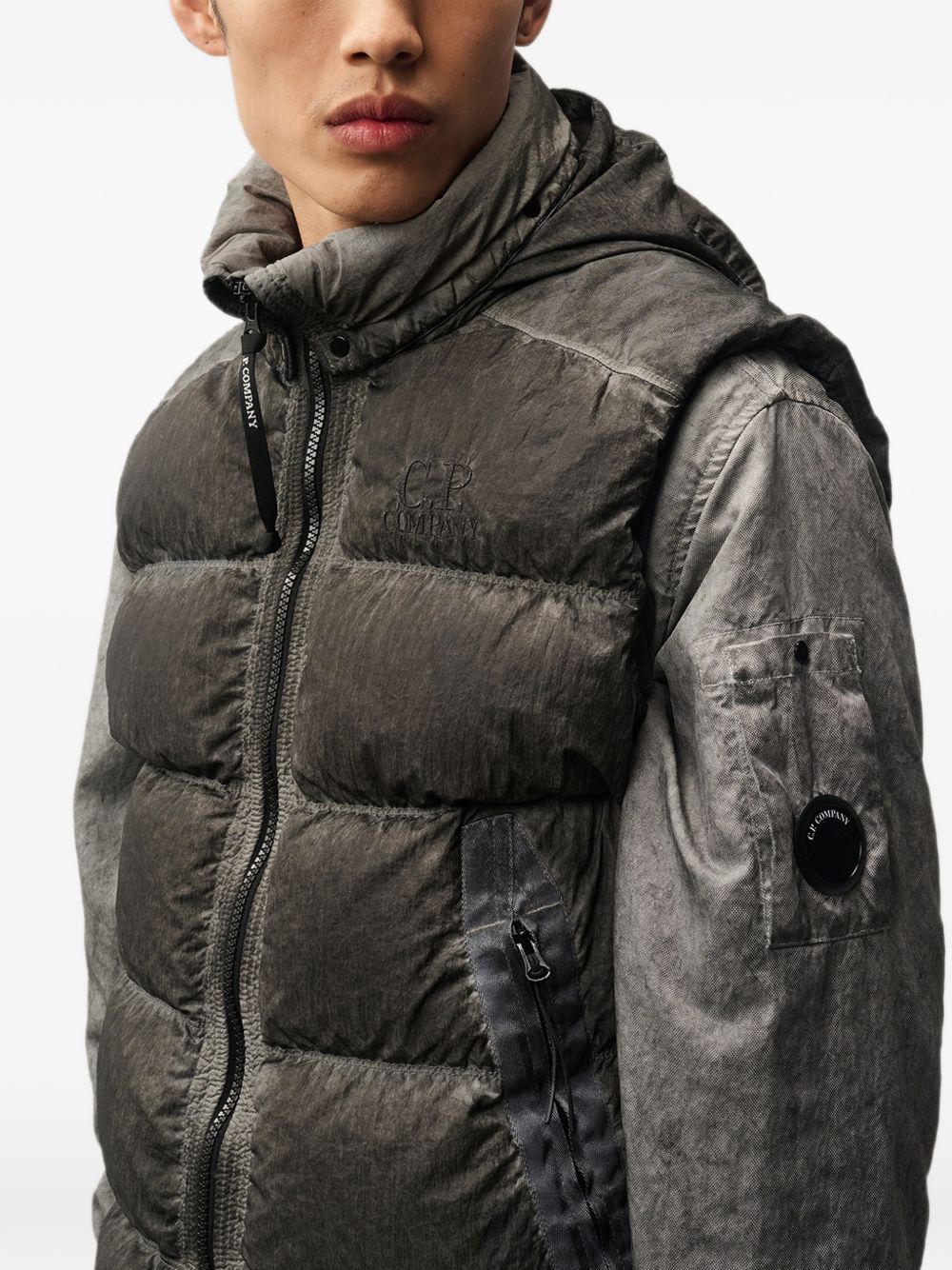 C.P. Company donsbodywarmer grijs - achteraanzicht