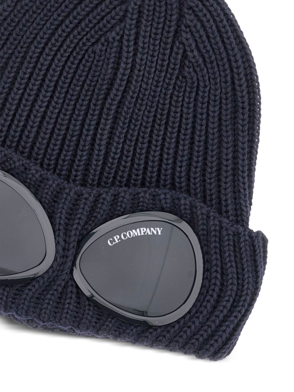 C.P. Company Goggle wollen muts donkerblauw, gedragen op model
