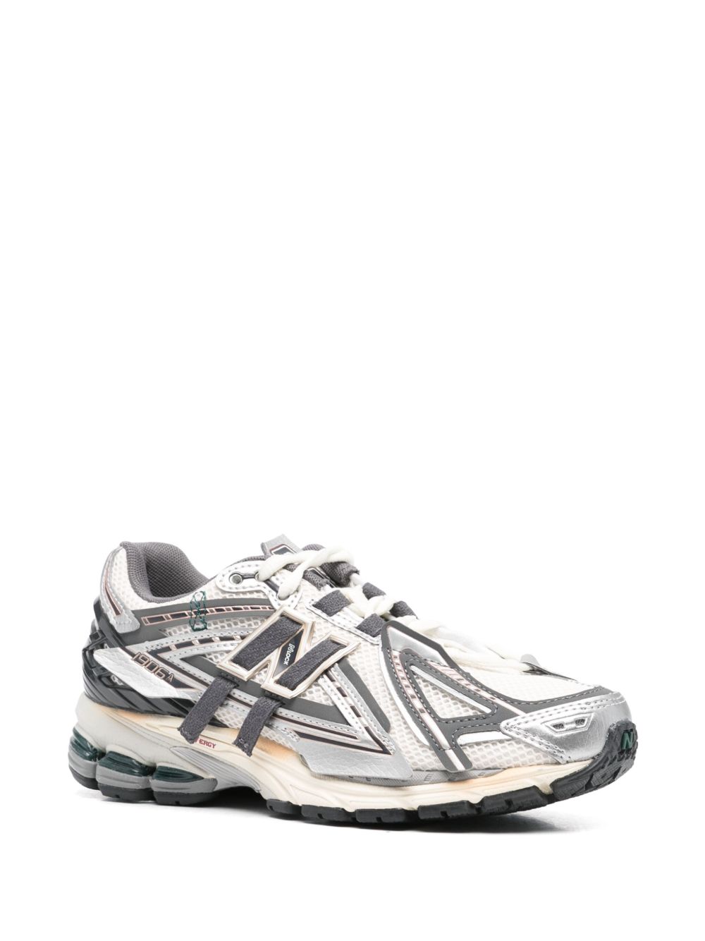 New Balance 1906A sneaker in zilver metallic, hielaanzicht