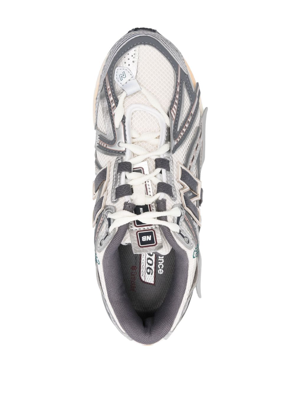 New Balance 1906A sneaker in zilver metallic, zoolaanzicht met Stability Web
