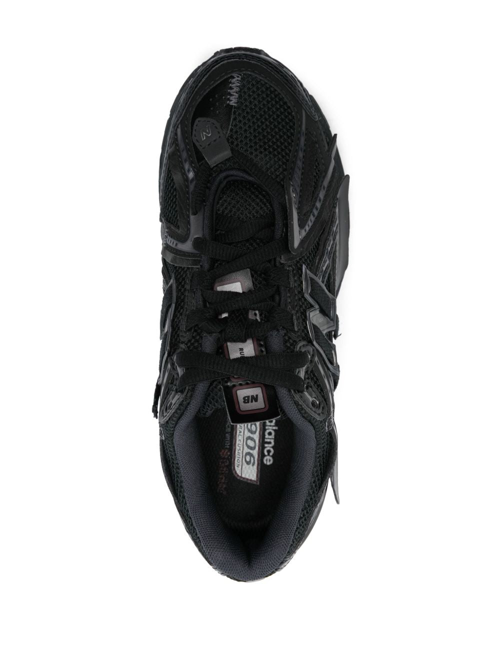 New Balance 1906A sneaker in zwart met zilverkleurige accenten, zoolaanzicht