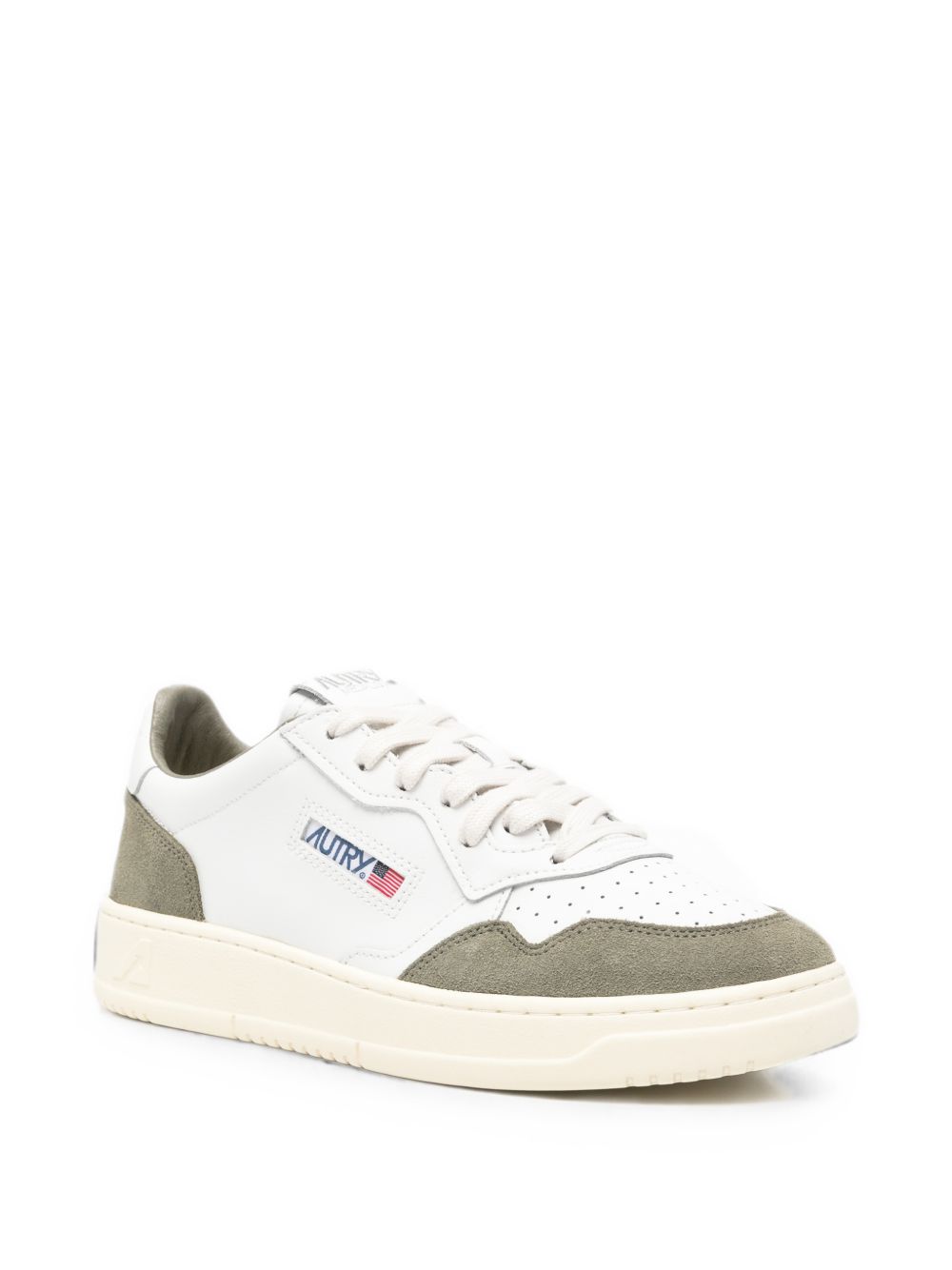 Autry Medalist Low sneaker, driekwart vooraanzicht met Autry-logo