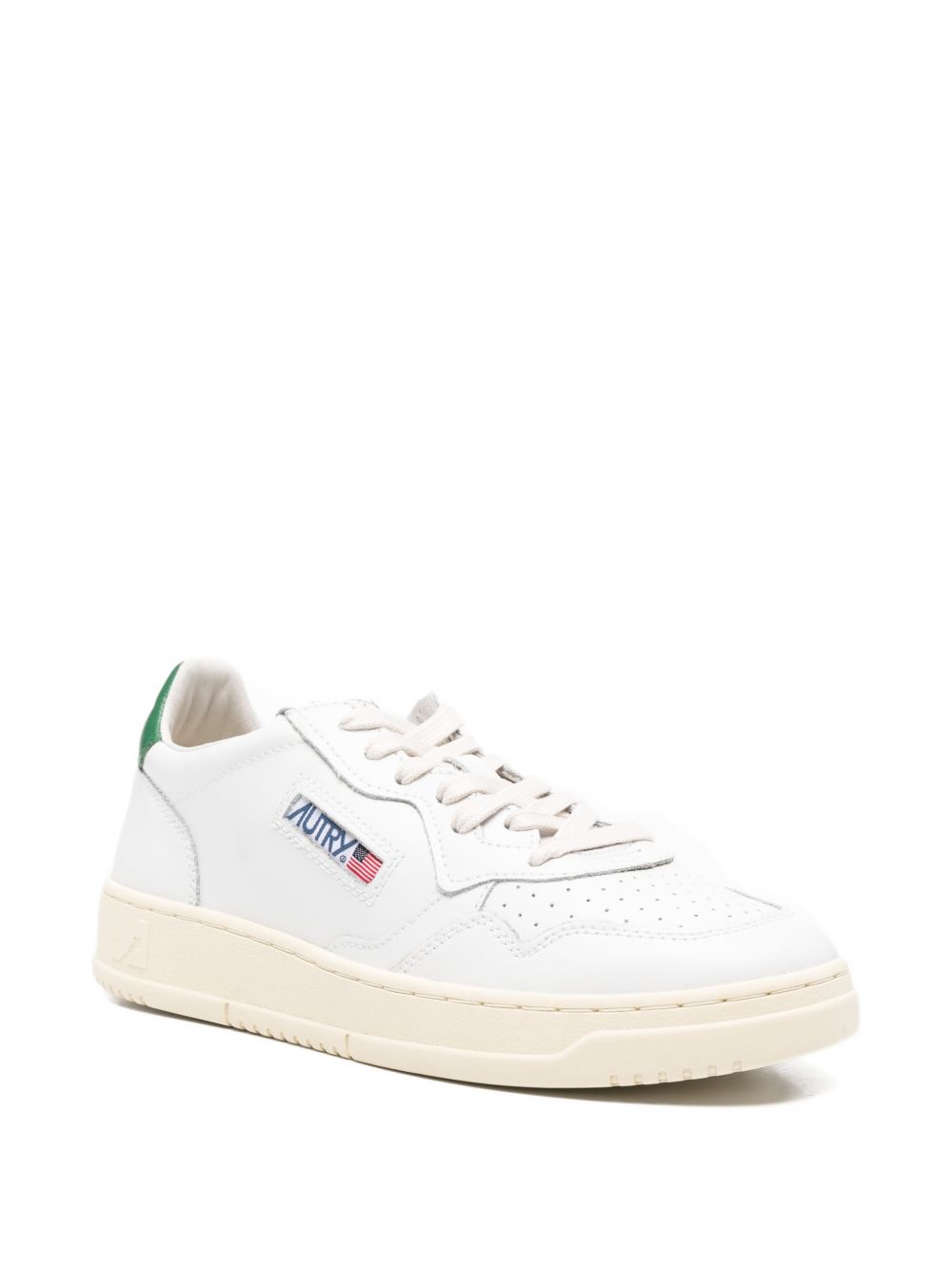 Autry Medalist Low sneakers wit-groen, driekwart aanzicht met geperforeerde neus