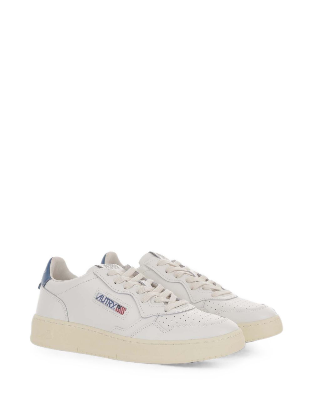 Schuin vooraanzicht van beide sneakers met geperforeerde neus