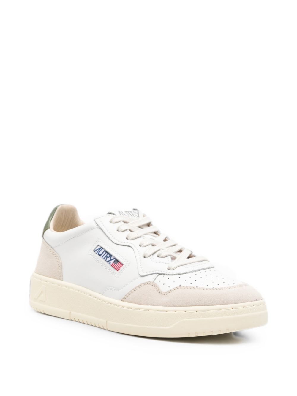 Autry Medalist Low sneakers wit-groen, achteraanzicht met logo-ingeperst hielstuk