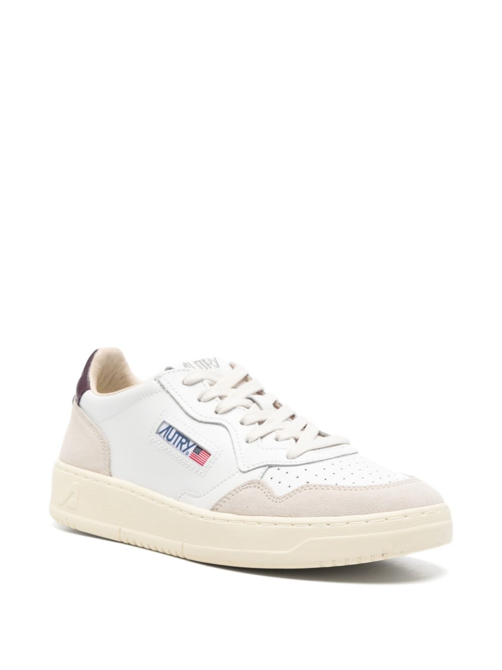 AUTRY Medalist Low sneakers wit/bordeaux, close-up geperforeerde toebox