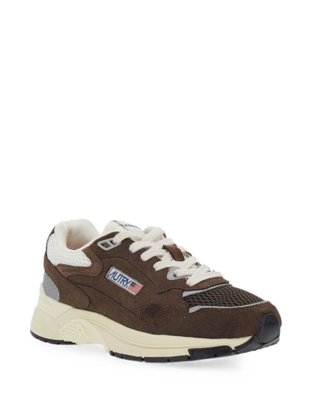 AUTRY Hyperway Low sneakers bruin, gedragen op model