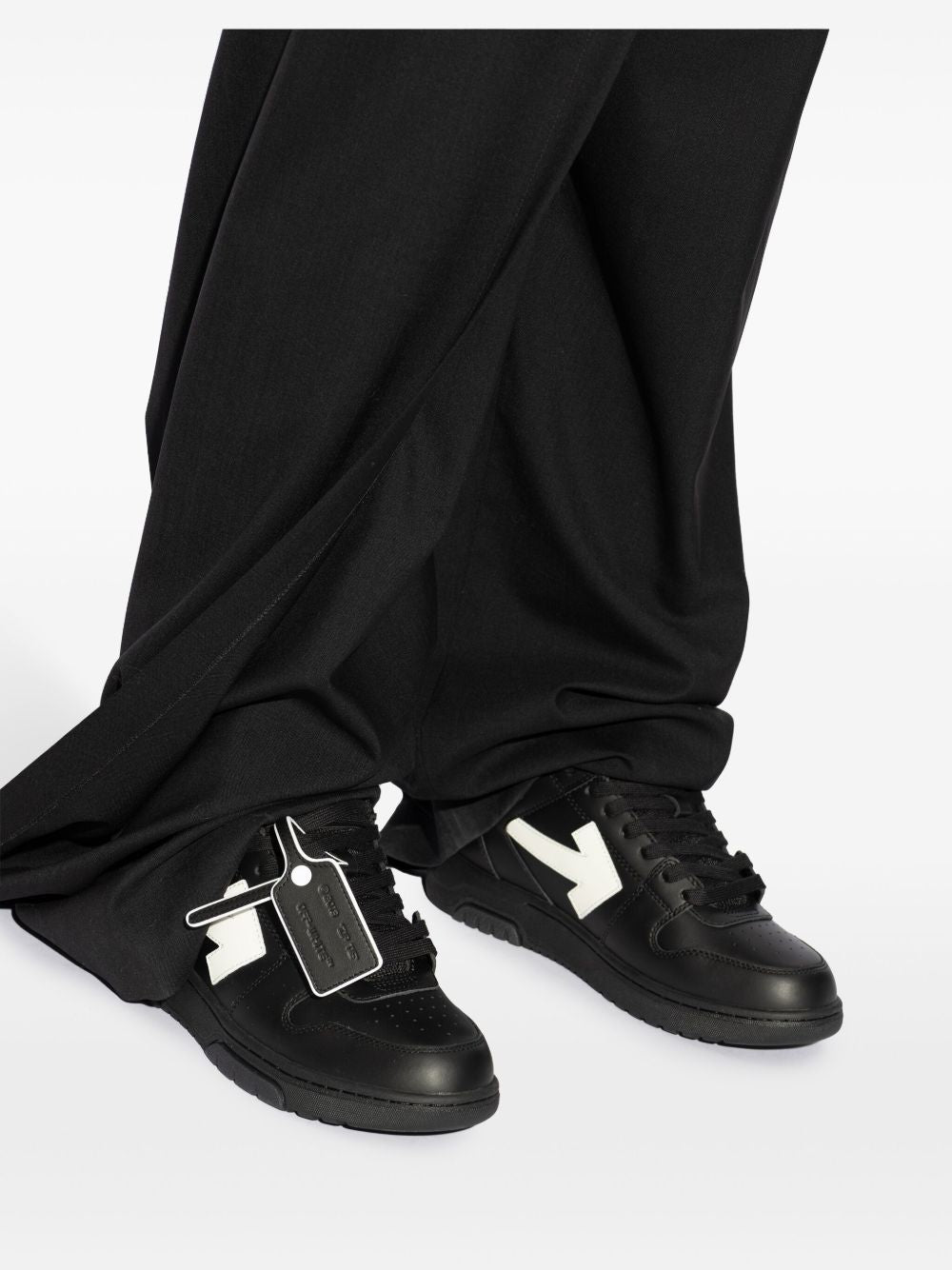 Off-White Out Of Office sneaker in zwart kalfsleer, detail Safety tag aan de veters
