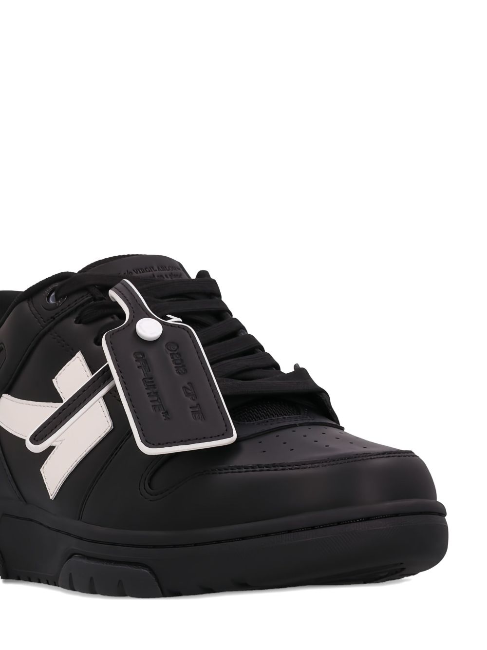 Off-White Out Of Office sneaker in zwart kalfsleer, detail geperforeerde neus