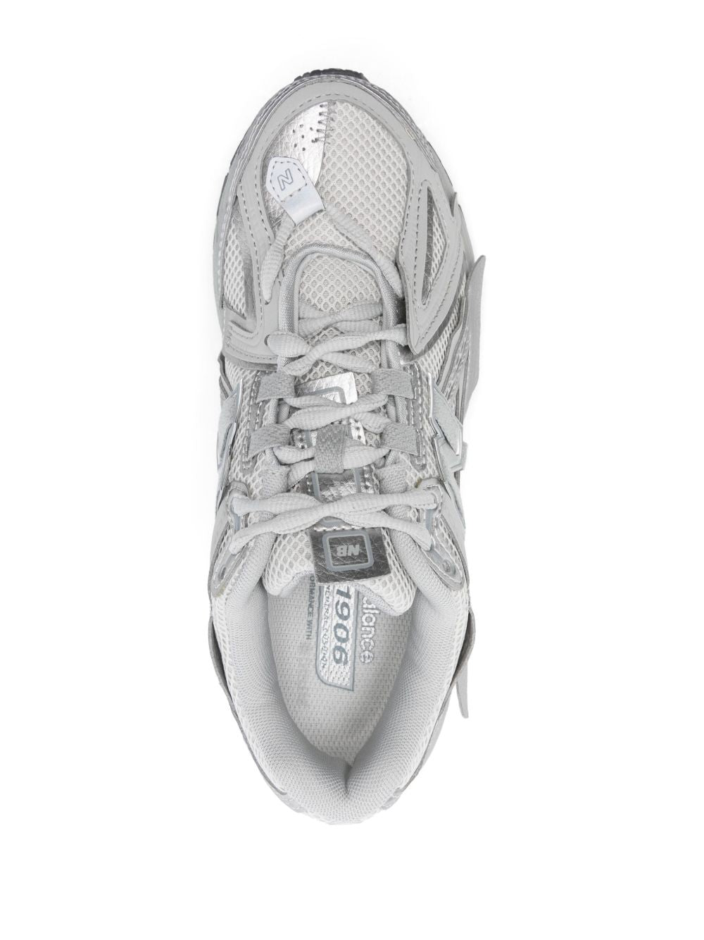New Balance 1906A sneaker in grijs met zilver metallic afwerking, hielaanzicht