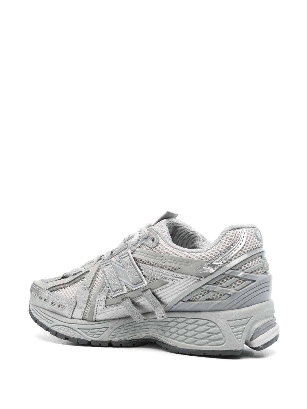 New Balance 1906A sneaker in grijs met zilver metallic afwerking, zoolaanzicht