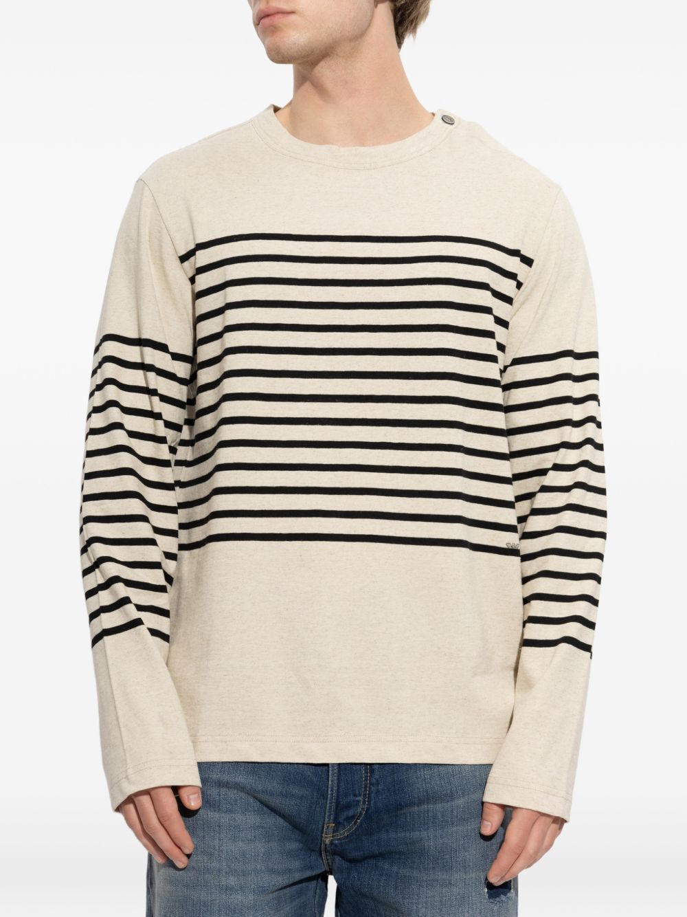 Emporio Armani gestreepte trui wit/zwart, detail knoopsluiting schouder