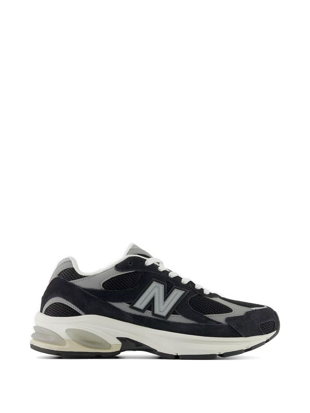 New Balance 2010 sneaker in zwart met grijze accenten, zijaanzicht