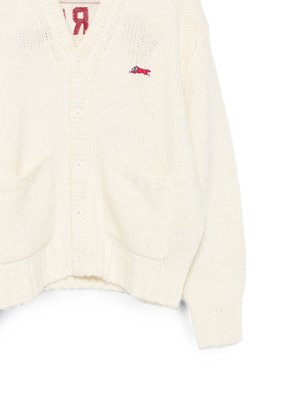 Icecream College Knitted Cardigan in ecru, close-up van het geborduurde logo op de borst