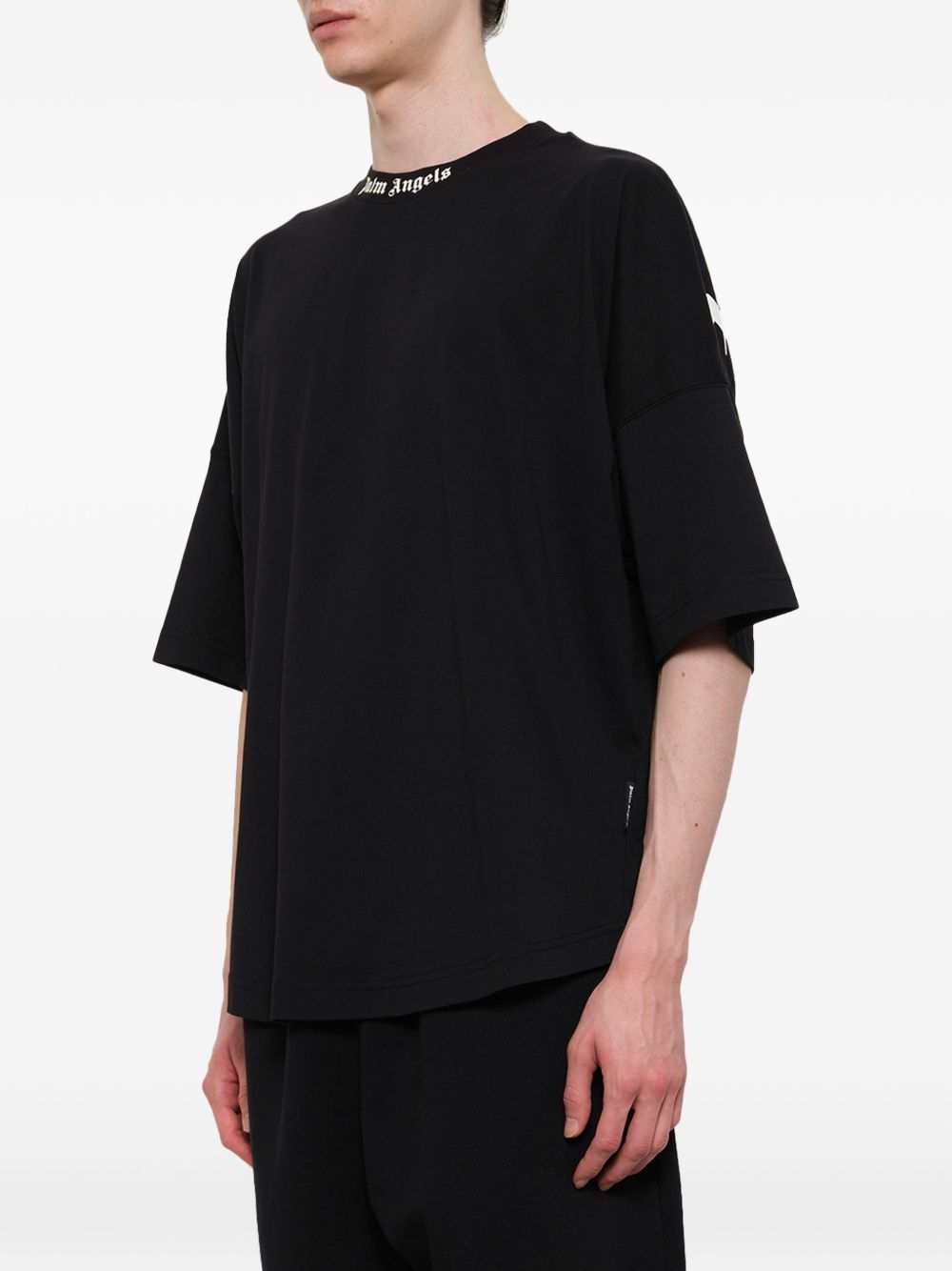 Palm Angels zwart T-shirt volledig uitzicht op mannequin