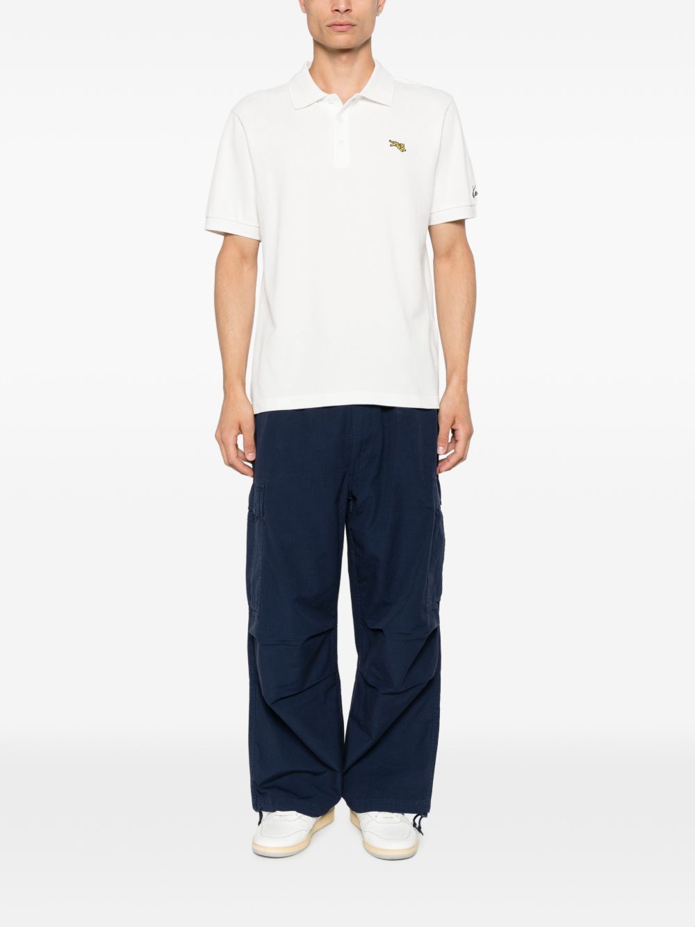 Volledige look met de polo bij een marineblauwe broek