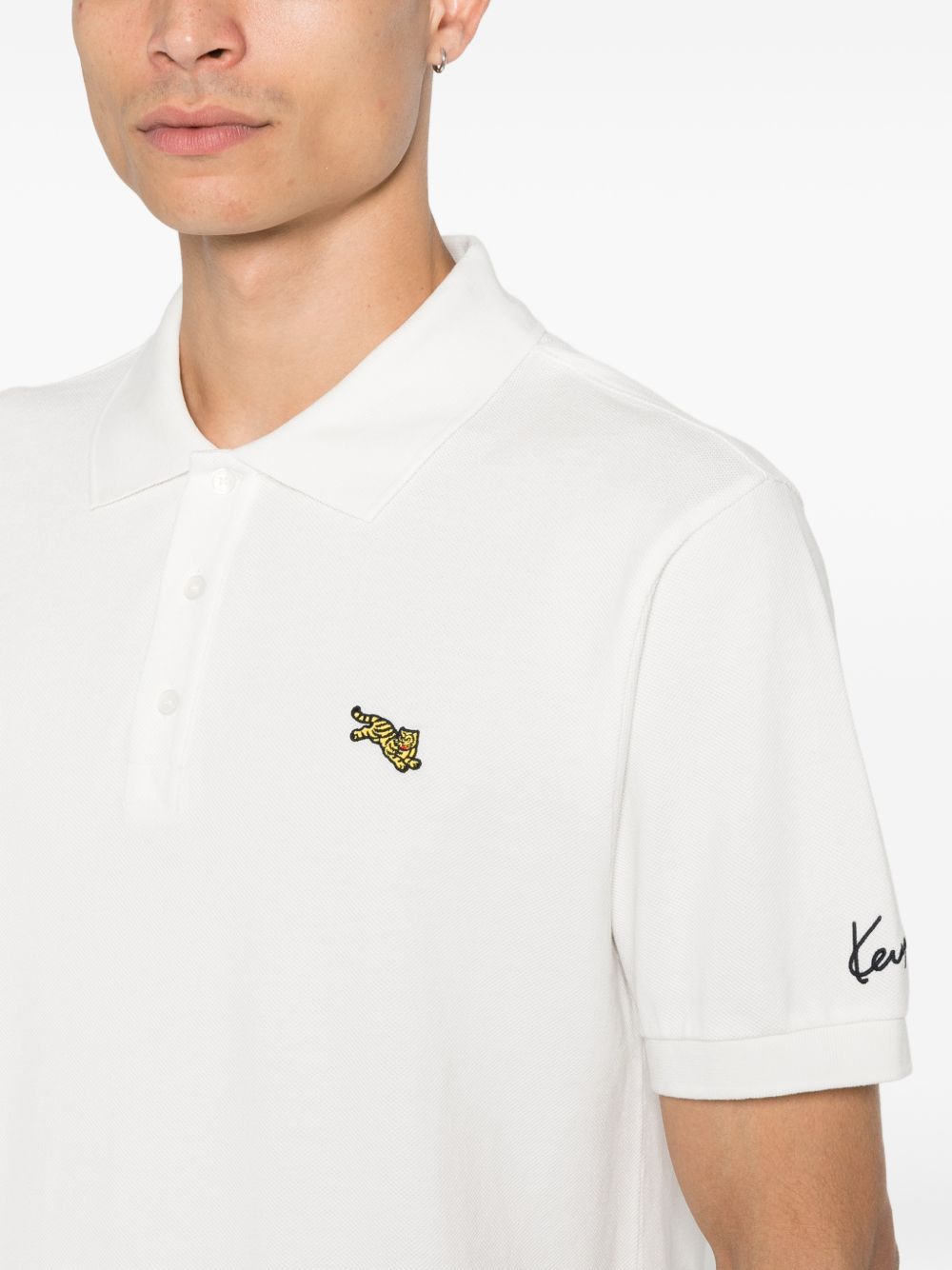 Detail van de geborduurde tijger en de Kenzo-signatuur op de mouw