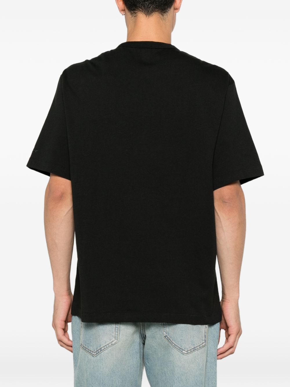 Achterzijde van het T-shirt, volledig egaal zwart