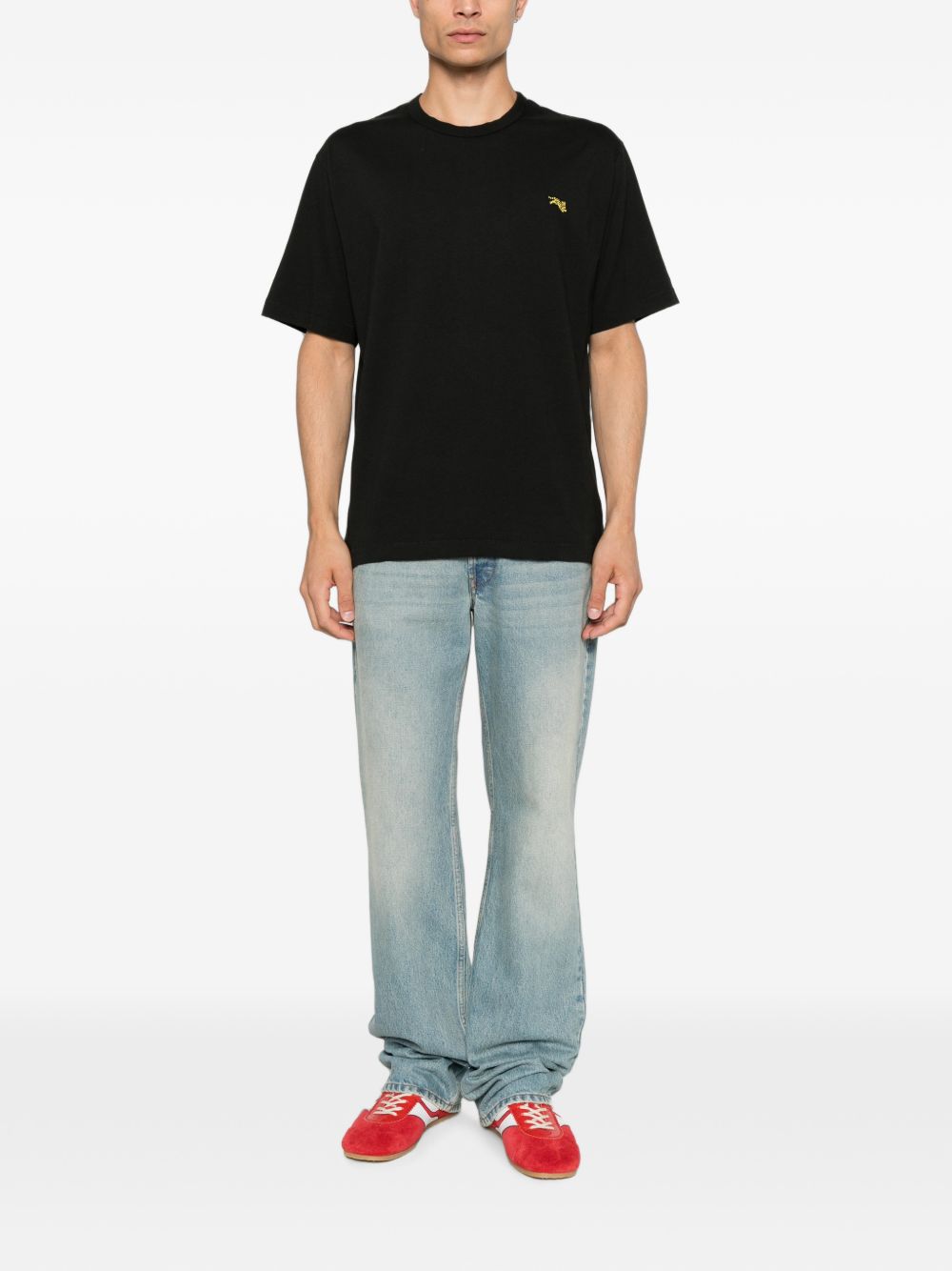 Volledige look met het zwarte T-shirt bij een lichte jeans