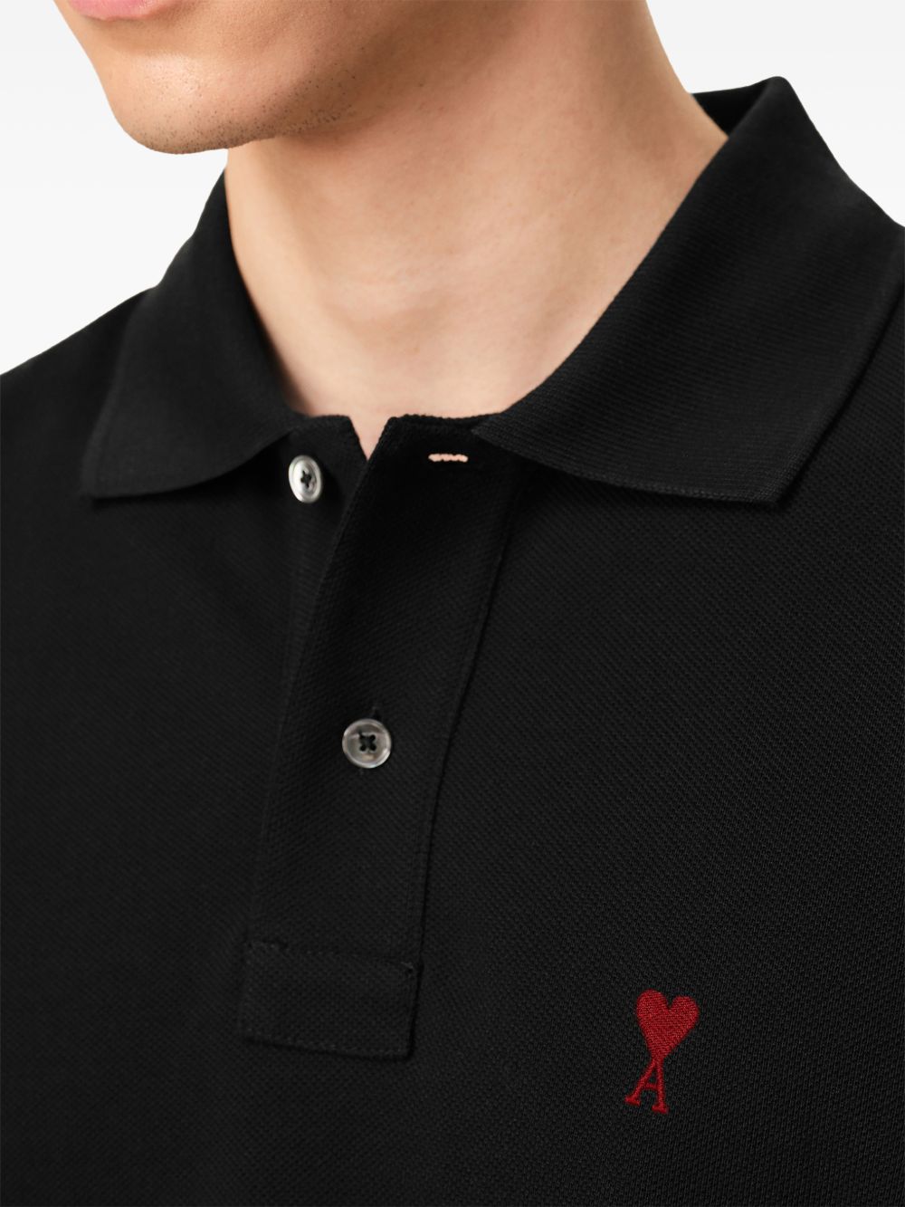 AMI Paris Ami de Cœur polo in zwart, close-up van de polokraag