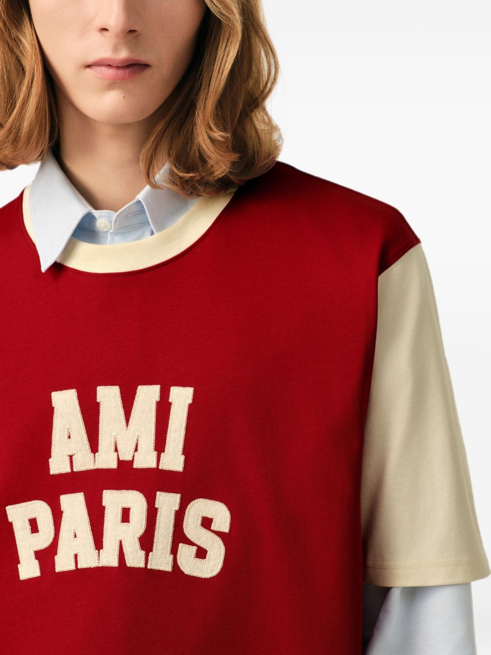 Ami Paris geborduurd logo T-shirt robijnrood, detail van de Ami de Coeur-borduring
