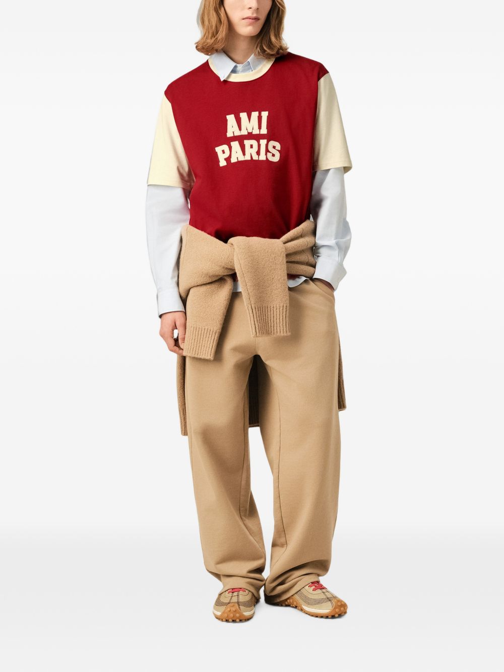 Ami Paris geborduurd logo T-shirt robijnrood, close-up van de stofstructuur
