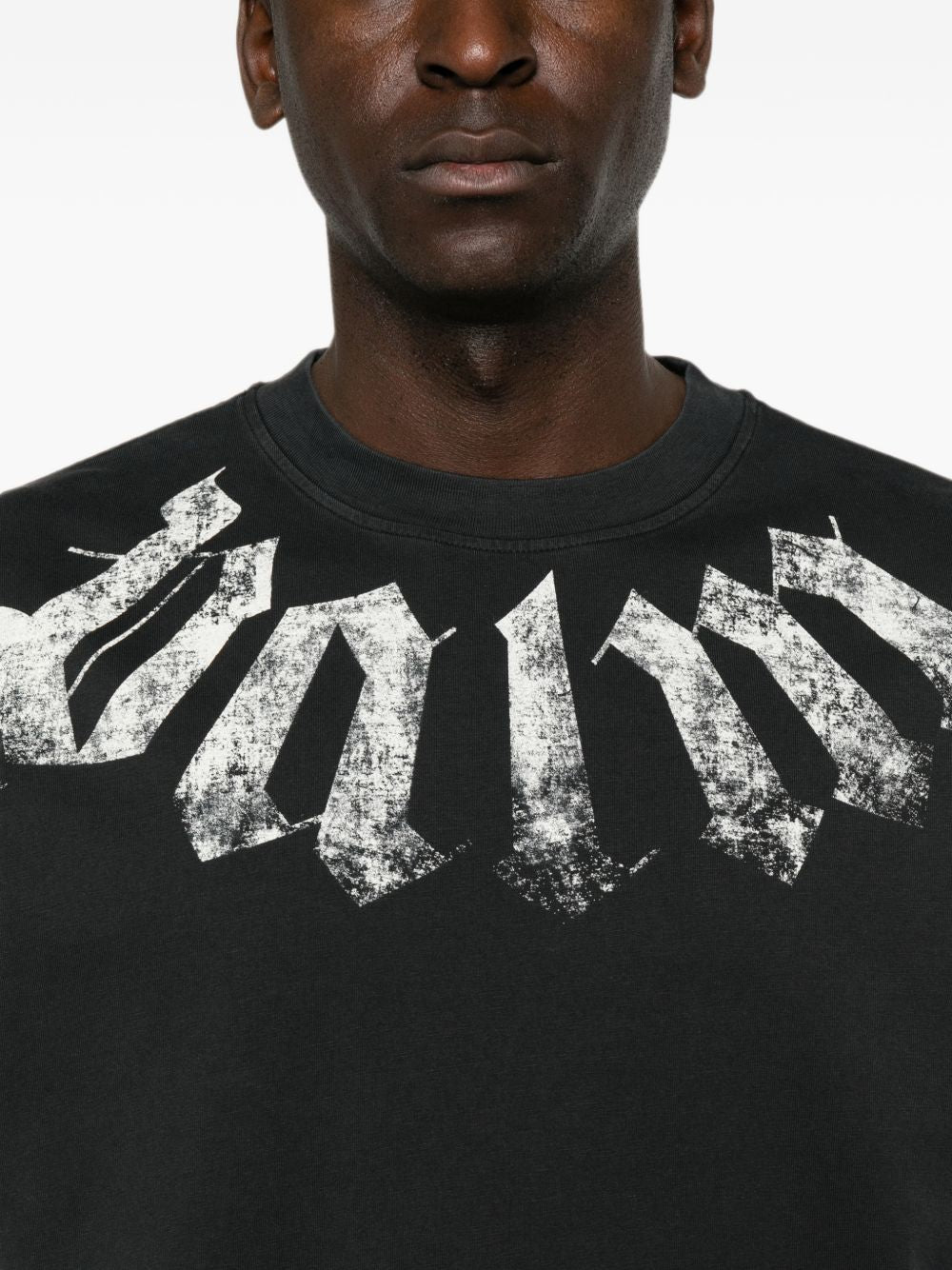 Palm Angels T-shirt zwart, close-up van het halslogo