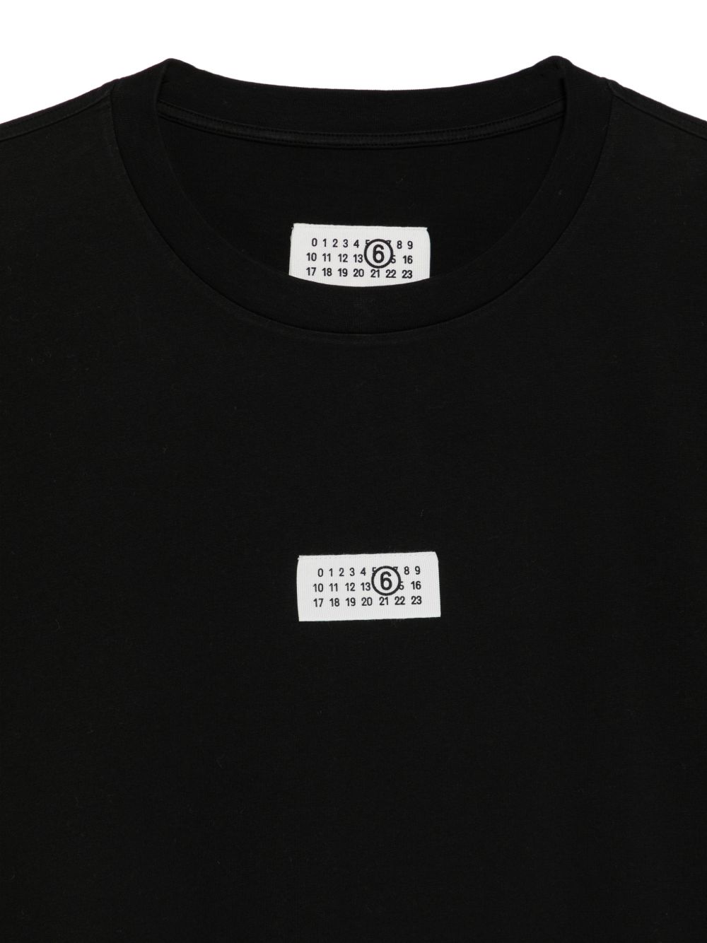 MM6 Maison Margiela T-shirt zwart, close-up van de logopatch