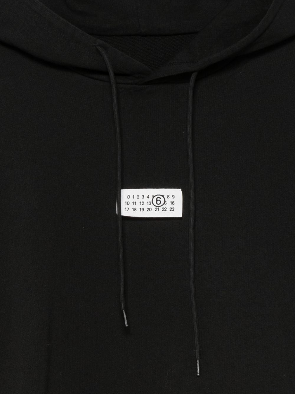 MM6 Maison Margiela hoodie zwart, detail van de logopatch en buidelzak